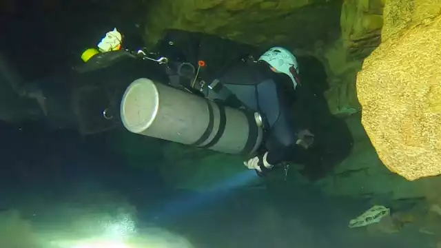 En las profundidades también se han encontrado celulares viejos, televisores, radios y otros electrodomésticos