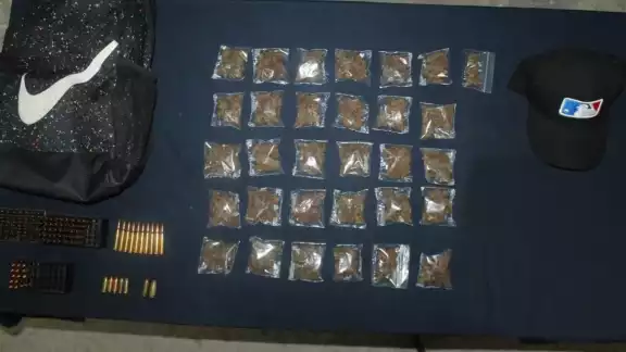 Ambos fueron detenidos y puestos a disposición de las autoridades correspondientes junto con el material encontrado Ambos fueron detenidos y puestos a disposición de las autoridades correspondientes junto con el material encontrado