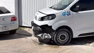 Imprudencia al salir de estacionamiento provoca choque en Campeche