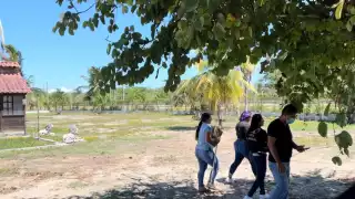 Los agentes ministeriales llegaron al sitio con un palo y media botella para efectuar su investigación