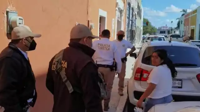 La mujer tuvo que ser auxiliada por elementos de la policía