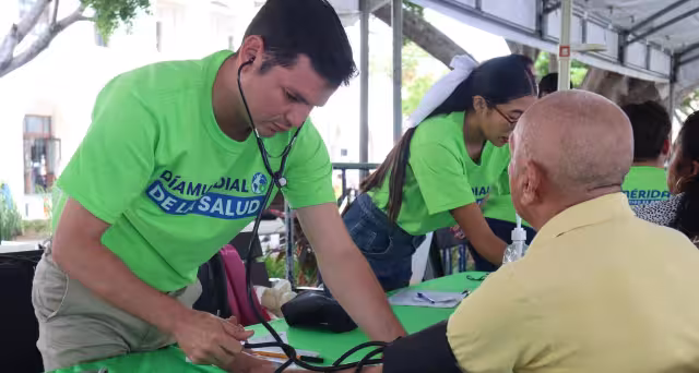 El Ayuntamiento ofrece chequeos médicos generales y completos cada 15 días en la Plaza Grande