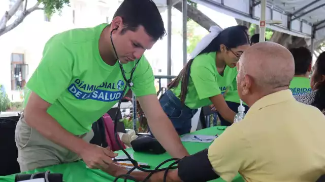 El Ayuntamiento ofrece chequeos médicos generales y completos cada 15 días en la Plaza Grande