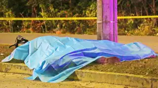 El cadáver de uno de los fallecidos quedó tendido junto a un poste, en una de las laterales de la carretera transversal de Cozumel