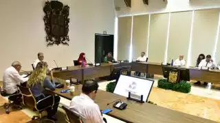 Apenas este lunes, los normalistas robaron dos camiones de carne que repartieron entre la población