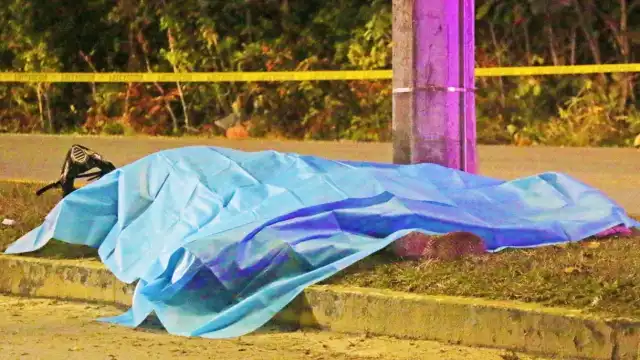 El cadáver de uno de los fallecidos quedó tendido junto a un poste, en una de las laterales de la carretera transversal de Cozumel