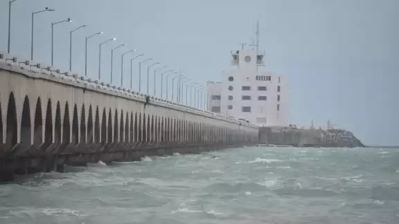 Las autoridades marítimas ordenaron el cierre de los muelles el domingo a medianoche. Las autoridades marítimas ordenaron el cierre de los muelles el domingo a medianoche.