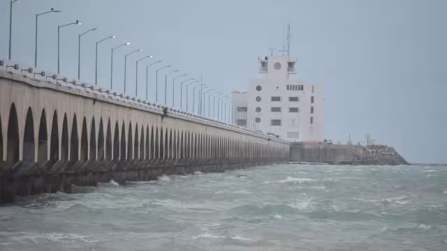 Las autoridades marítimas ordenaron el cierre de los muelles el domingo a medianoche.