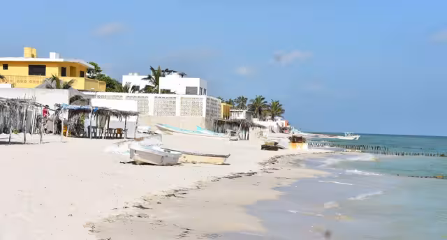 Denuncian que el libre acceso a las playas de Progreso está en peligro por concesiones excesivas