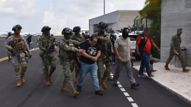 Héctor Elías F. A. arribó al Aeropuerto de Cancún en un avión de la Secretaría de Marina