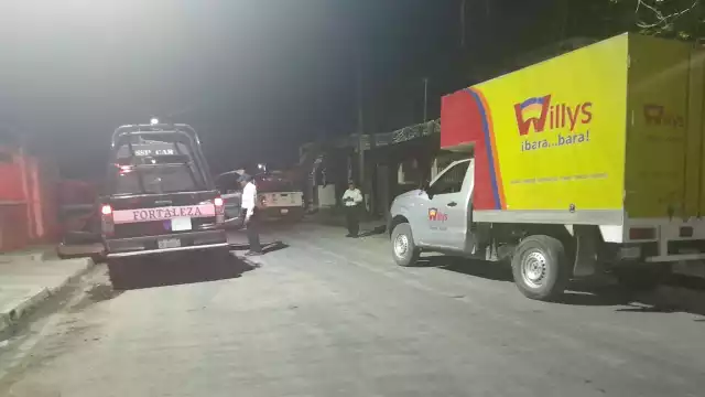 La camioneta pertenece a la tienda de abarrotes Willys
