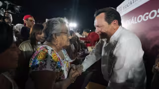 Vecinos de Kanasín piden a Joaquín Díaz Mena apoyos para escuelas, deporte y servicios