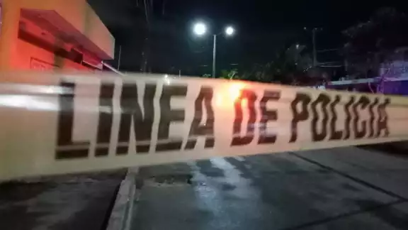 Los uniformados acordonaron la zona para levantar los casquillos percutidos Los uniformados acordonaron la zona para levantar los casquillos percutidos