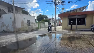 “No quieren darnos solución”: Vecinos de Campeche llevan cerca de cinco años viviendo entre aguas negras