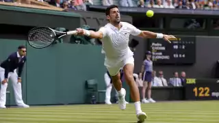 Novak Djokovic venció al argentino Pedro Cachín por 6-3, 6-3 y 7-6 en un partido que estuvo parado por la lluvia durante más de hora y media.