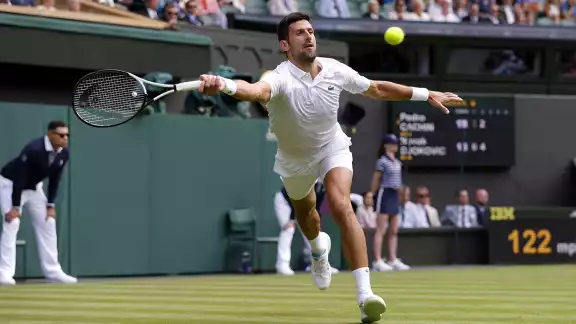 Novak Djokovic venció al argentino Pedro Cachín por 6-3, 6-3 y 7-6 en un partido que estuvo parado por la lluvia durante más de hora y media. Novak Djokovic venció al argentino Pedro Cachín por 6-3, 6-3 y 7-6 en un partido que estuvo parado por la lluvia durante más de hora y media.