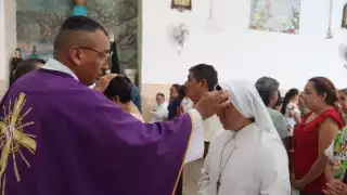 Yucatecos cumplen con la Cuaresma y asisten a la imposición de ceniza
