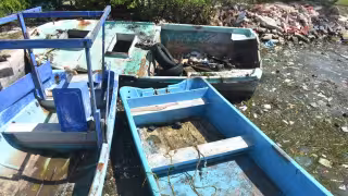 Barrera de basura se forma en Yucalpetén: residuos quedan atrapados en el puerto