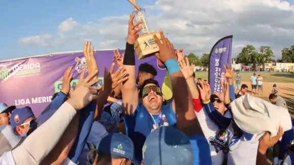 Los Senadores de la Morelos se llevaron el gran trofeo de la Liga Meridana Los Senadores de la Morelos se llevaron el gran trofeo de la Liga Meridana