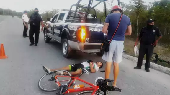 Estos hechos se generaron por la tarde del jueves, cuando César López Reyes de 26 años de edad, transitaba a bordo de su bicicleta sobre la avenida Zamná Estos hechos se generaron por la tarde del jueves, cuando César López Reyes de 26 años de edad, transitaba a bordo de su bicicleta sobre la avenida Zamná