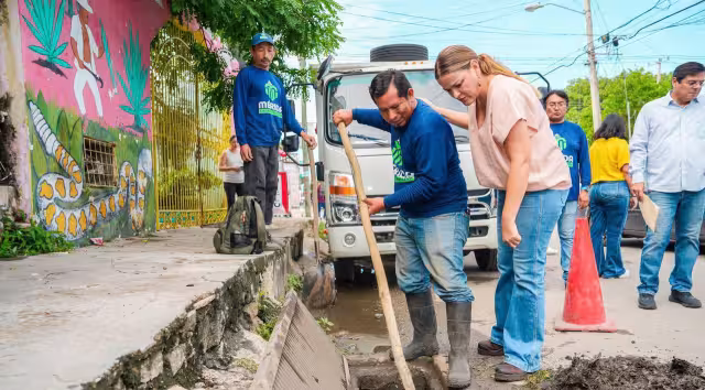 Ayuntamiento de Mérida va contra comercios que obstruyen pozos y rejillas con basura