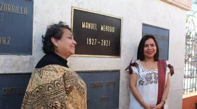 El evento finalizó con la colocación de las cenizas en la cripta para su posterior cierre.