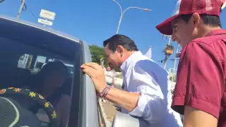Joaquín Díaz Mena encabeza volanteo en la colonia Pensiones de Mérida