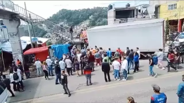 Tráiler se estampa contra tienda y deja cuatro muertos en Naucalpan
