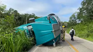 Tráiler sufre aparatosa volcadura en la vía Campeche-Hopelchén; chofer lesionado