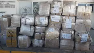 Entre los artículos se encuentran pares de tenis de diversas marcas y  bolsas de mano para dama