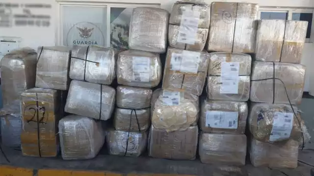 Entre los artículos se encuentran pares de tenis de diversas marcas y  bolsas de mano para dama