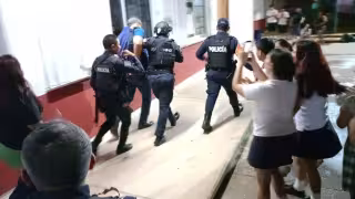 Detienen a maestro y director tras intoxicación de alumnas en secundaria de Playa del Carmen