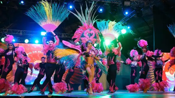 Cancún celebró en grande el Carnaval en el año 2000, y que imágenes muestran la diversión de los asistentes al evento