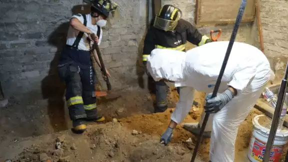 Peritos buscan más restos humanos en la casa de Andrés "N" Peritos buscan más restos humanos en la casa de Andrés "N"