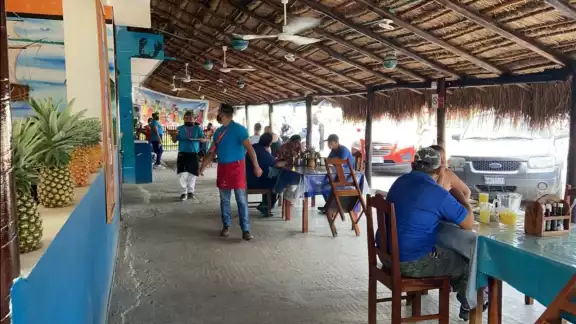 Algunos negocios de Bacalar operan al 30% (Abraham Cohuó)