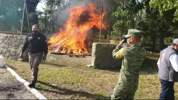 Se quemaron los estupefacientes y los componentes confiscados Se quemaron los estupefacientes y los componentes confiscados