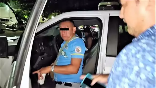 El agente policial, sin uniforme, tenía varias latas de bebidas en la camioneta oficial