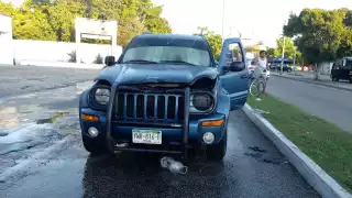 El conductor de la camioneta jeep logró salir previo al inició del incendio