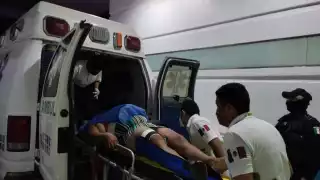 La persona lesionada fue trasladada a bordo de una ambulancia privada al Hospital General, para ser atendida