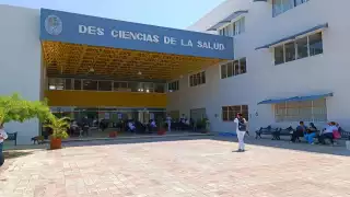 Manifestantes acusan que el nuevo director ni siquiera es doctor