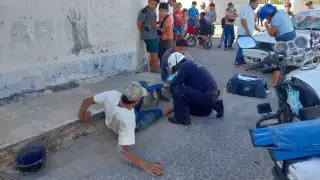 Los dos jóvenes quedaron tirados a un costado de la carretera