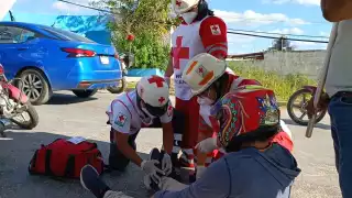 El motociclista fue atendido por paramédicos debido a sus heridas