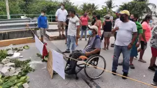 Los bloqueos de vialidades realizados por los vecinos son comunes en la Isla