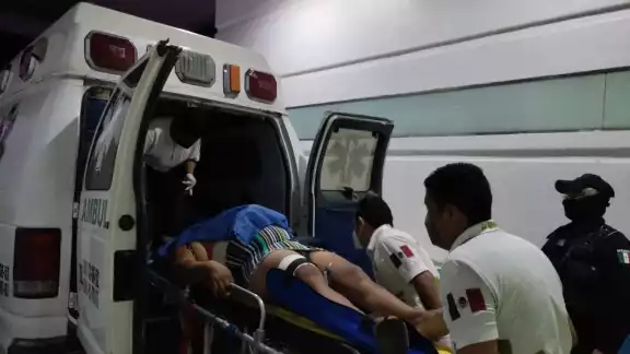 La persona lesionada fue trasladada a bordo de una ambulancia privada al Hospital General, para ser atendida La persona lesionada fue trasladada a bordo de una ambulancia privada al Hospital General, para ser atendida