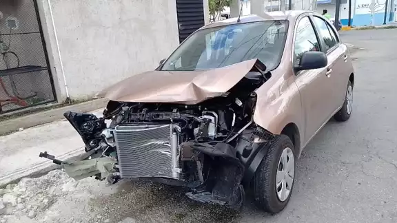 Uno de los autos resultó con graves daños en la parte frontal Uno de los autos resultó con graves daños en la parte frontal