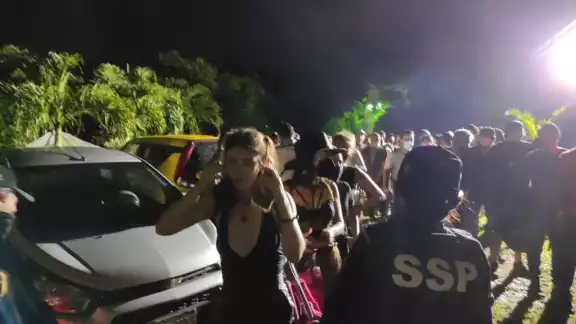 Enm la fiesta clausurada se encontraron al menos a 200 personas, en su mayoría jóvenes Enm la fiesta clausurada se encontraron al menos a 200 personas, en su mayoría jóvenes