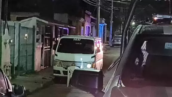 La van presenta múltiples marcas de balas pero fortuitamente no se registraron lesionados La van presenta múltiples marcas de balas pero fortuitamente no se registraron lesionados