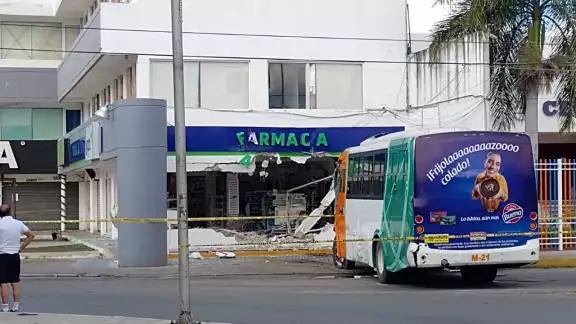 El chofer prensado fue auxiliado por el servicio de Siniestros y Rescates de la SSP El chofer prensado fue auxiliado por el servicio de Siniestros y Rescates de la SSP