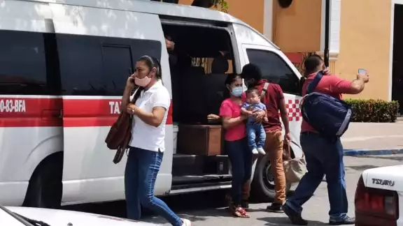 El transporte es un servicio de primera necesidad para la gente de clase media y baja, por lo que de elevar el costo lesionaría sus ingresos El transporte es un servicio de primera necesidad para la gente de clase media y baja, por lo que de elevar el costo lesionaría sus ingresos