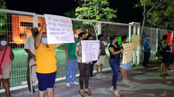 Los trabajadores realizaron la manifestación por el incumplimiento del pago en tiempo y forma Los trabajadores realizaron la manifestación por el incumplimiento del pago en tiempo y forma